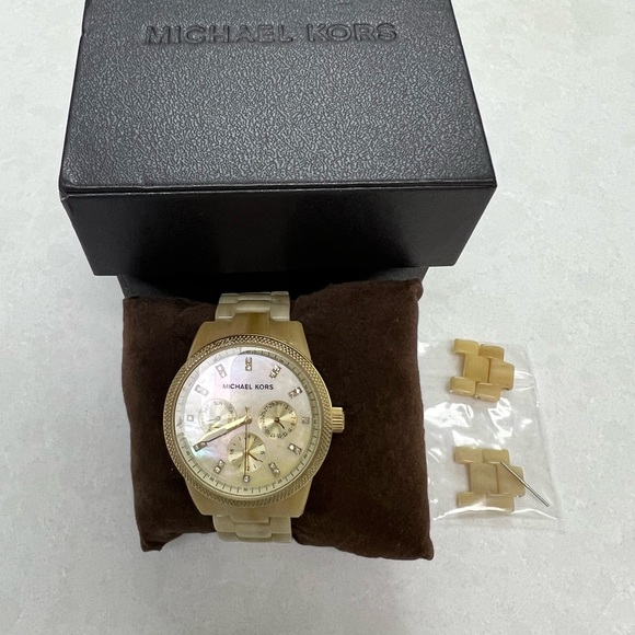 Micheal Kors Gold Watch - Picture 2 of 6